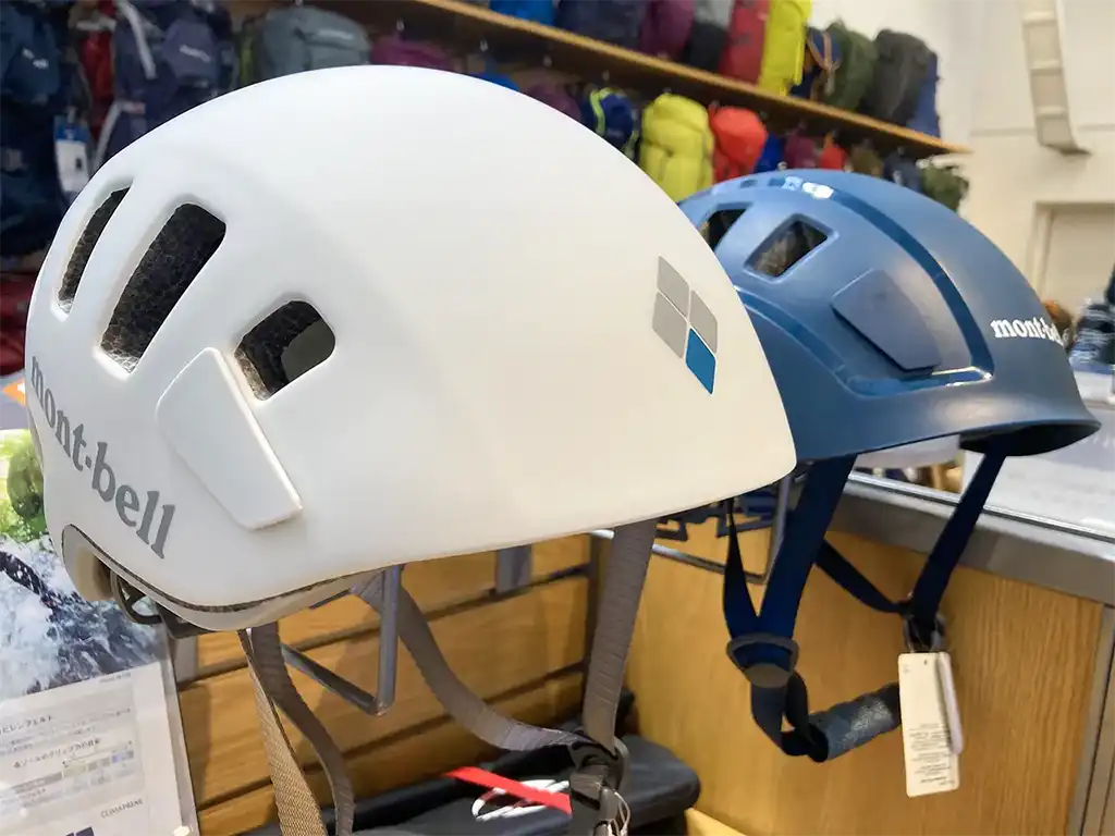 アウトドアショップのモンベル新山下店の登山用ヘルメット