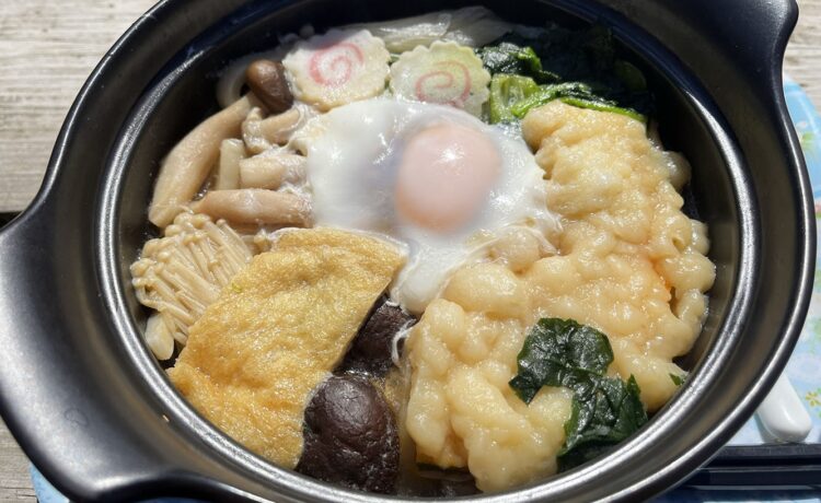鍋割山荘の名物鍋焼きうどん